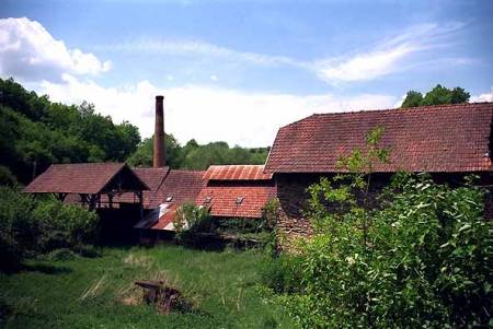Situe en Dordogne septentrionale, aux confins du Limousin, dans la valle de l'Auvzre, prs de Payzac, la papeterie de Vaux-Malherbeaux est cre en 1861 sur l'emplacement de deux anciennes forges.